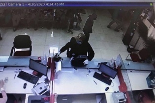 Hà Nội: Tên tội phạm cướp ngân hàng bất thành tại Sóc Sơn ra đầu thú