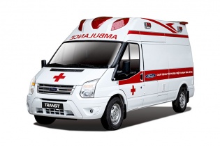 Bệnh viện Nhiệt đới Trung ương được tặng xe cứu thương áp lực âm trị giá gần 2 tỷ đồng