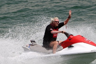Tỷ phú Richard Branson không thể cứu Virgin: Siêu giàu nhưng ít tiền mặt