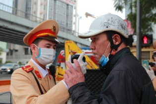 Từ 15/5, cảnh sát giao thông cả nước ra quân xử phạt vi phạm về nồng độ cồn, mũ bảo hiểm