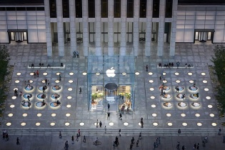 Apple trở thành tập đoàn Mỹ đầu tiên có giá trị vốn hóa 2.000 tỷ USD