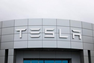 Cổ phiếu Tesla vượt mốc 2.000 USD, vốn hoá thị trường đạt 372 tỷ USD