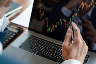 Thị trường chứng khoán: VN-Index đang trong vùng quá mua