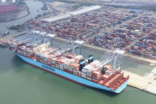 Các cảng biển VIMC đón những tấn hàng đầu năm 2021