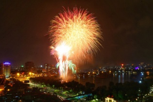 [Tết đoàn viên] Mãn nhãn với màn pháo hoa chào năm mới Tân Sửu 2021