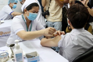 Những y bác sĩ đầu tiên tại bệnh viện Nhiệt Đới TP.HCM được tiêm vắc-xin phòng Covid-19