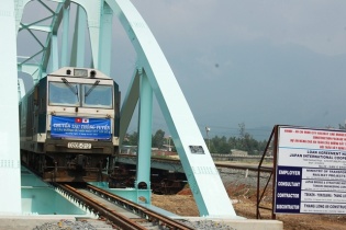 Ưu tiên bố trí vốn đầu tư kết cấu hạ tầng quan trọng để phát triển khu vực dịch vụ