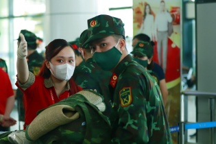 Vietjet tiếp tục vận chuyển y bác sĩ tăng cường cho các địa phương chống dịch