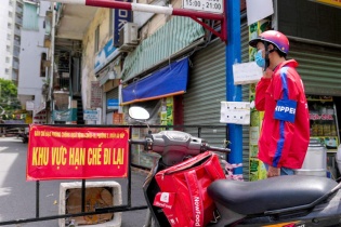 Nỗ lực mưu sinh của những shipper “bám trụ mặt đường” giữa mùa dịch Covid-19