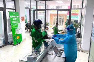 Grab phát bộ xét nghiệm COVID-19 miễn phí tận tay các đối tác tài xế