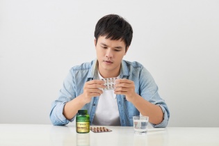 Những tác hại của việc uống thuốc tây dài ngày đối với gan