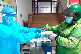 TP.HCM: Grab trao tặng bộ xét nghiệm nhanh Covid-19 cho đối tác tài xế 2 bánh