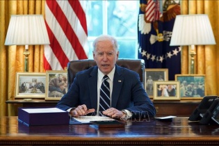 Tổng thống Mỹ Joe Biden ký ban hành luật tạm thời nâng trần nợ công