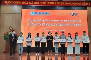 Quỹ Học bổng VAS trao tặng 170 máy tính cho sinh viên