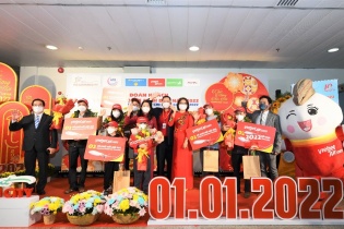 Vietjet tưng bừng đón chuyến bay đầu tiên đến TP.HCM ngày đầu năm mới 2022