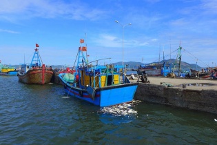 Ngư dân Phú Yên tích cực thu gom rác thải biển bằng tàu đánh cá lưới kéo đáy