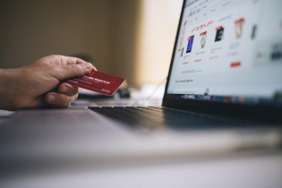 Website bán hàng: Chọn mục tiêu thương hiệu hay nhu cầu khách hàng?