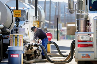 Giá dầu thế giới bật tăng 1% dù OPEC+ nhất trí bơm thêm dầu