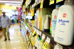 Johnson & Johnson dừng bán phấn rôm trẻ em chứa chất gây ung thư