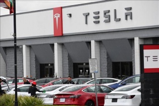 Tesla giảm giá 7.500 USD cho khách mua xe điện Model 3 và Model Y