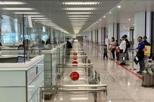 Bộ Công an khuyến cáo rủi ro khi xách hộ hàng hóa tại sân bay