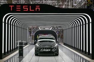 Tesla tiếp tục "tung chiêu" giảm giá
