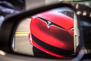 Tesla lún sâu vào vòng xoáy giảm giá xe điện