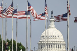 Lý do phía sau việc Fitch Ratings hạ cấp xếp hạng nợ của Mỹ