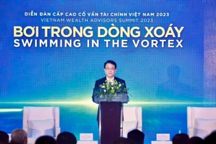 Báo Đầu tư tổ chức Diễn đàn Cấp cao Cố vấn tài chính Việt Nam 2023: "Bơi trong dòng xoáy"