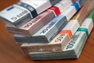 Đồng euro trượt giảm về ngang giá đồng đô la Mỹ