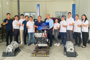 Sinh viên khối đào tạo kỹ thuật trong nước được thực hành trên động cơ ô tô thế hệ mới