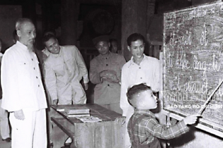 Chủ tịch Hồ Chí Minh: "Nhiệm vụ của cô giáo, thầy giáo là rất quan trọng và rất vẻ vang"
