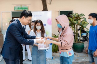 Shinhan Life Việt Nam trao tặng 1.300 suất ăn trưa tới Bệnh viện Nhi đồng 2