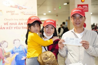 Niềm vui sum vầy với tấm vé bay ngày Tết
