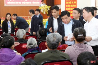 Bộ trưởng Bộ Kế hoạch và Đầu tư Nguyễn Chí Dũng tặng quà Tết tại Hà Tĩnh