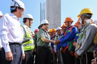 Thủ tướng chỉ đạo chăm lo, hỗ trợ người lao động làm việc trên công trường trong dịp Tết Ất Tỵ 2025