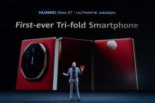Điện thoại màn hình gập Huawei Mate XT ra mắt toàn cầu