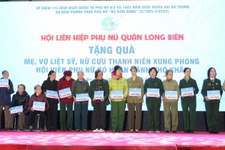 Chủ tịch Hanel giao lưu và tặng quà tại chương trình "Sáng mãi truyền thống Ba đảm đang"