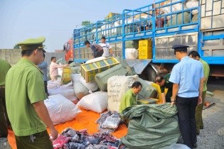 Tiếp tục đẩy mạnh cao điểm đấu tranh ngăn chặn, đẩy lùi buôn lậu, gian lận thương mại