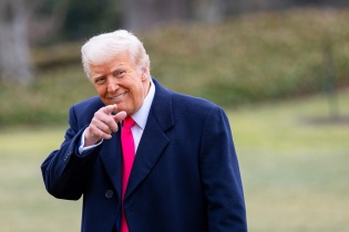 Tổng thống Mỹ Donald Trump "rất vui" khi nhận được thư từ chức từ một Thống đốc Fed