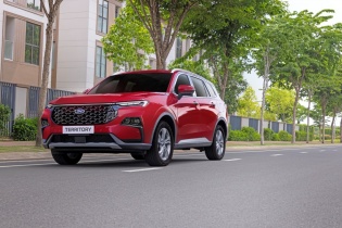 Ford hỗ trợ đến 100% lệ phí trước bạ và tặng quà khách mua xe trong tháng 8/2025