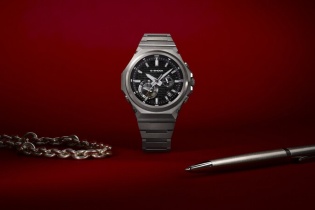 Casio ra mắt mẫu G-SHOCK với thiết kế kim loại tối giản