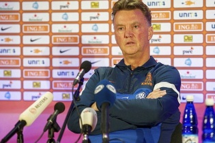 Phóng viên chán ngắt với những phát biểu của Louis Van Gaal