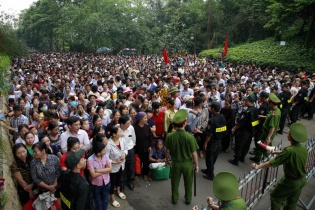 Nghìn nghịt người chen lấn, luồn rừng lên Đền Hùng