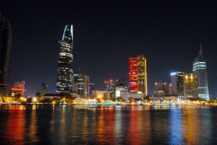 TP.HCM trang hoàng rực rỡ trước 30/4