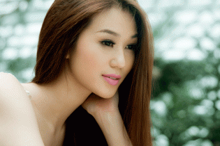 Khánh My sexy dạo biển