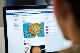 Người dùng sắp đọc báo trực tiếp  trên Facebook 