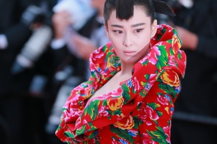 Trương Hinh Dư diện váy "vỏ chăn" lên thảm đỏ Cannes 2015