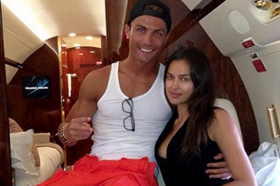 Siêu mẫu Irina tố C. Ronaldo lăng nhăng với nhiều chân dài
