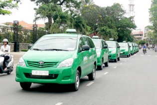 Giá cước taxi đồng loạt tăng theo xăng